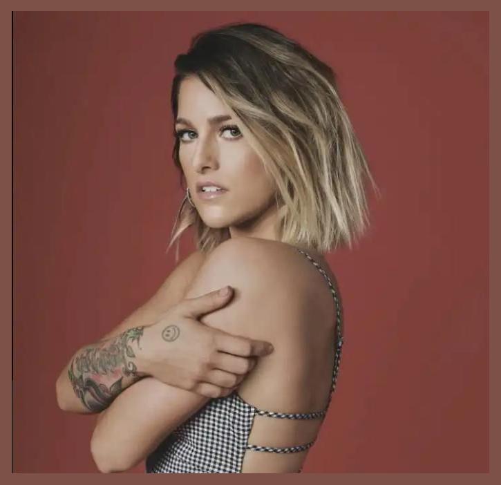 Cassadee Pope photo 1