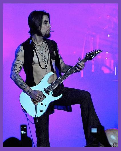 Dave Navarro photo 1