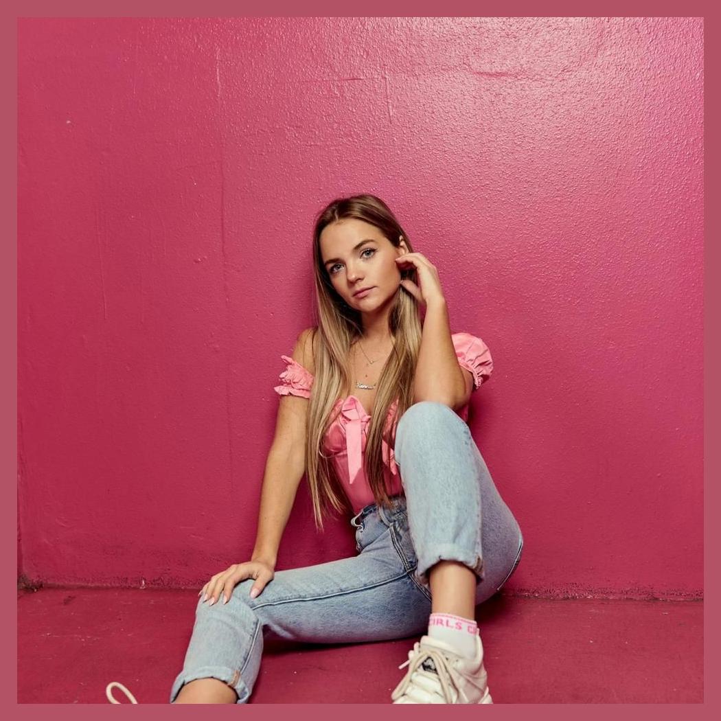 Hannah Jane Lewis photo 1