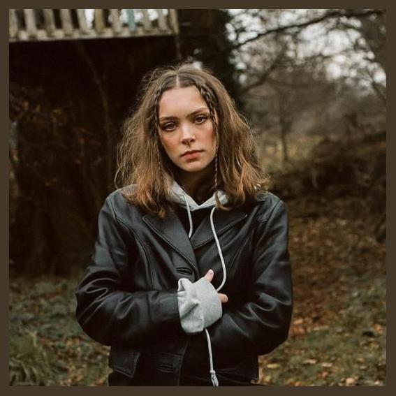 Holly Humberstone photo 1