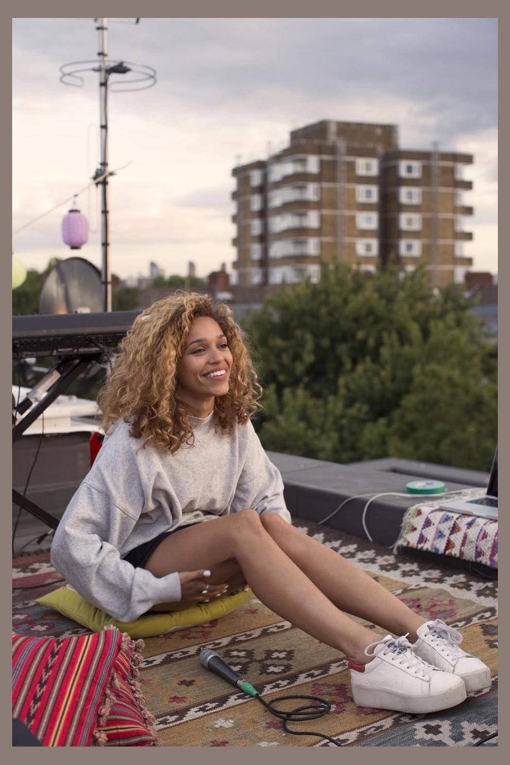 Izzy Bizu photo 1