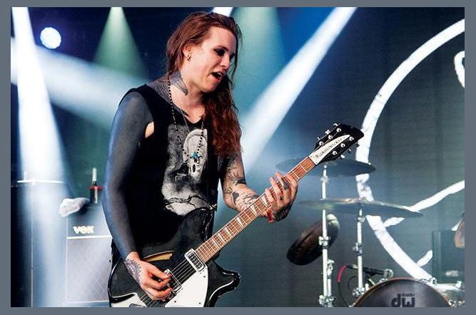 Laura Jane Grace photo 1