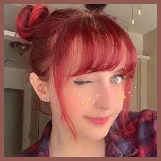 Lizz Robinett photo 1