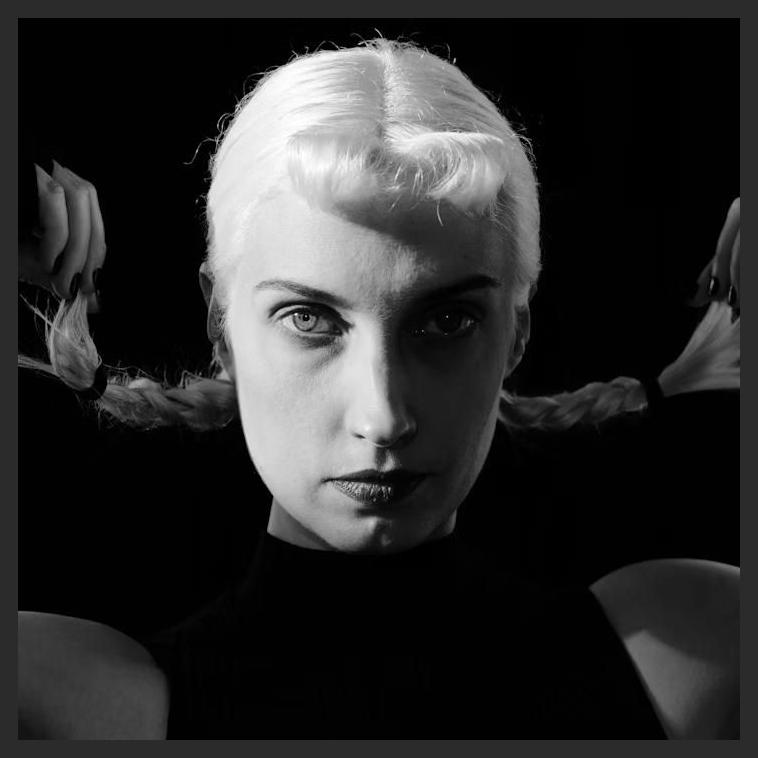 Molly Nilsson photo 1