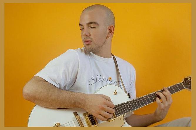 Mac Ayres photo 1