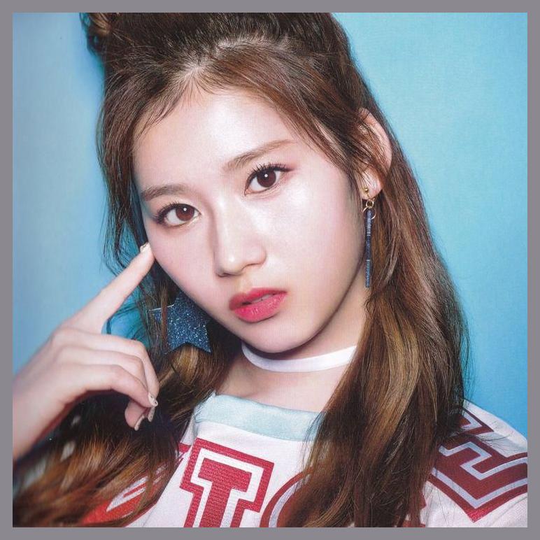 Sana (TWICE) photo 1