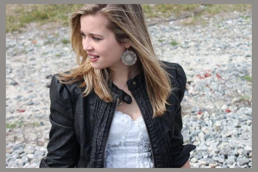 Taylr Renee photo 1