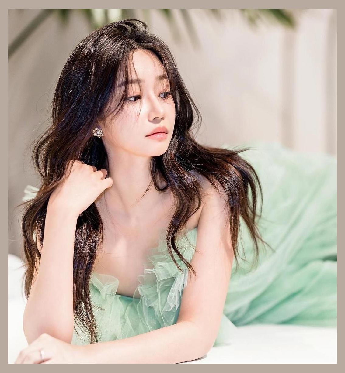 Yuna (AOA) photo 1