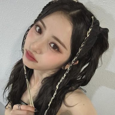 Huh Yunjin (LE SSERAFIM)