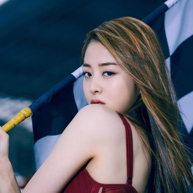 Huh Yunjin (LE SSERAFIM) photo 12