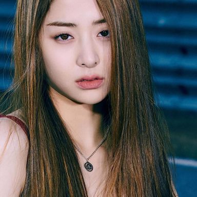 Huh Yunjin (LE SSERAFIM) photo 14
