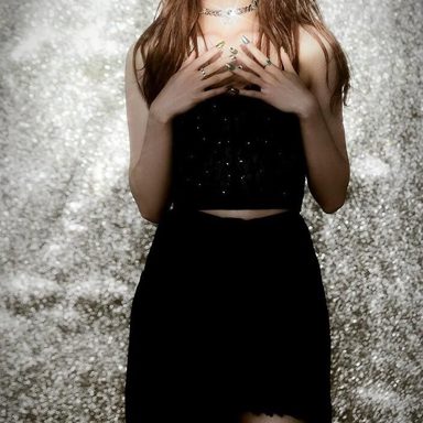Huh Yunjin (LE SSERAFIM) photo 10