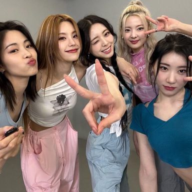 ITZY photo 23