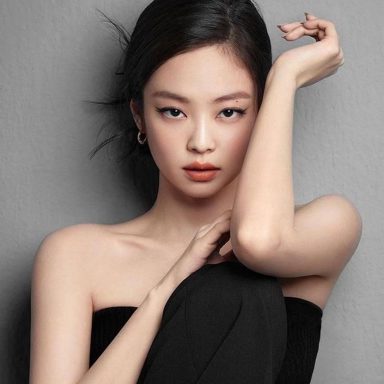 JENNIE photo 10