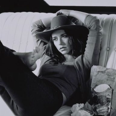 Jennifer Love Hewitt photo 9