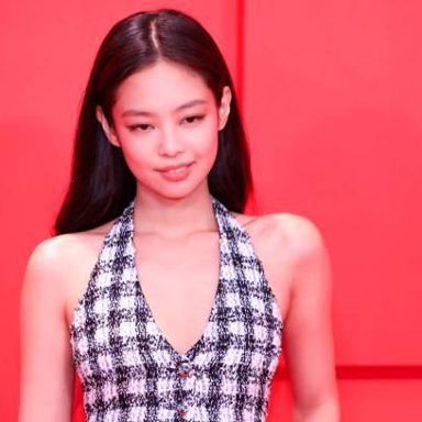JENNIE photo 19