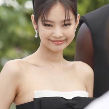 JENNIE photo 22