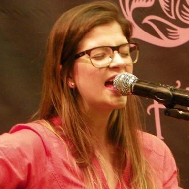 Laura Souguellis photo 11