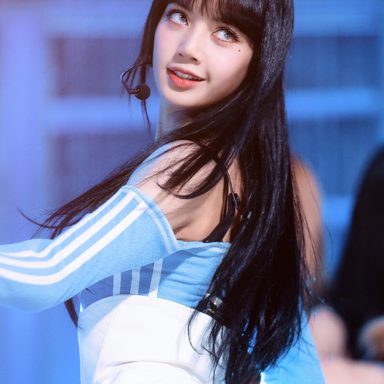 LISA (BLACKPINK) photo 15