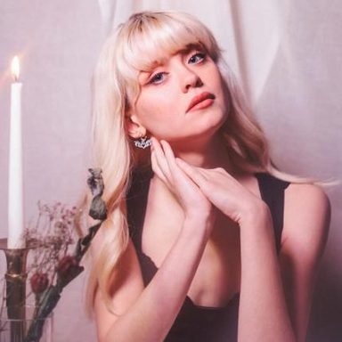 Maisie Peters photo 32