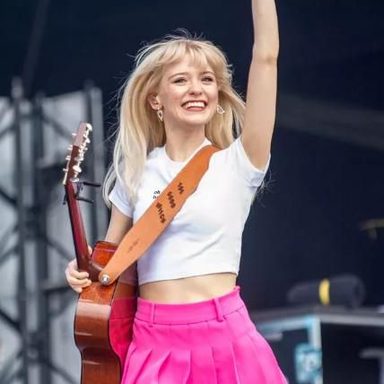 Maisie Peters photo 28