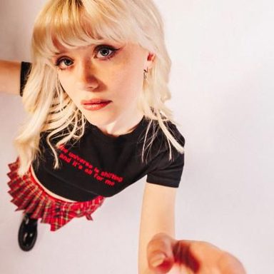 Maisie Peters photo 33
