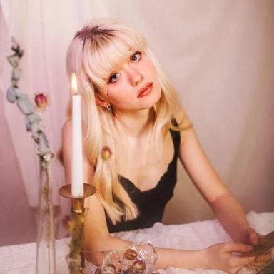 Maisie Peters photo 30