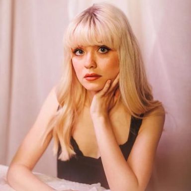 Maisie Peters photo 35