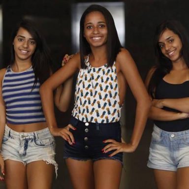 MC Loma e As Gêmeas Lacração