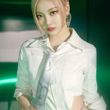 NINGNING (aespa) photo 20