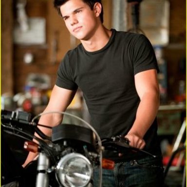 Taylor Lautner photo 12