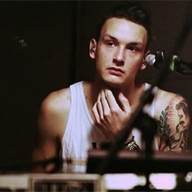 The 1975 photo 12