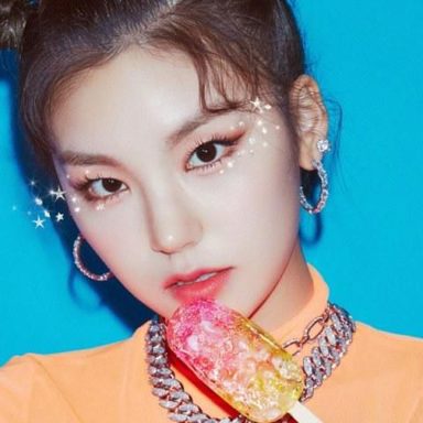 YEJI photo 19