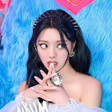 YUNA (ITZY)