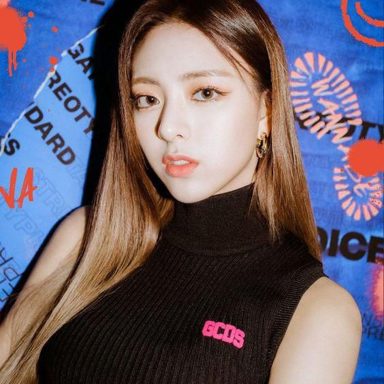YUNA (ITZY) photo 13
