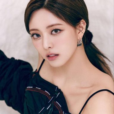 YUNA (ITZY) photo 11